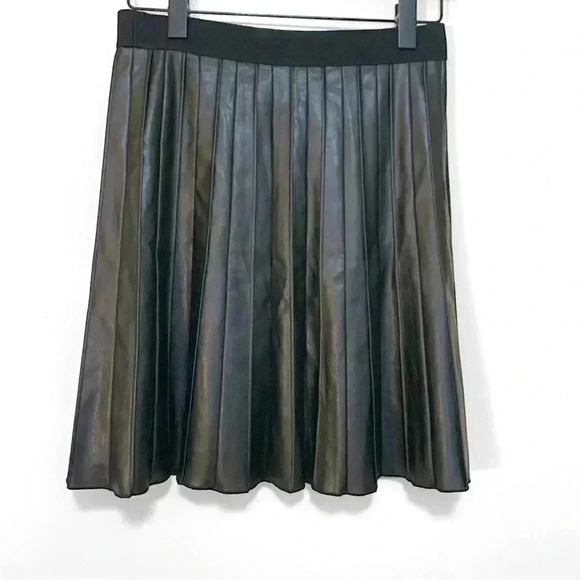 Calvin Klein faux leather skirt with an elastic  waist band - Picture 3 of 6